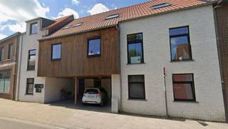 <p><span>Nieuwbouw appartement in het centrum van Balen-Olmen.</span></p><p><span>Dit prachtige nieuwbouw appartement op de 1ste verdieping is beschikbaar vanaf 1juli 2026. Gelegen in het hart van Balen-Olmen, biedt het een ideale woonomgeving met alle gemakken binnen handbereik. </span></p><p><span>De lift in het gebouw zorgt voor extra comfort.</span></p><p><span>Indeling:</span></p><ul><li><span>Inkomhal</span><span>: Ruime en lichte hal die toegang biedt tot alle vertrekken.</span></li><li><span>Woonkamer met open keuken</span><span>: Een ruime woonkamer met een moderne open keuken, perfect voor gezellige avonden. Vanuit de woonkamer heb je direct toegang tot een aangenaam terras van 6,6 m², waar je heerlijk kunt ontspannen.</span></li><li><span>Slaapkamers</span><span>: Het appartement beschikt over twee ruime slaapkamers.</span></li><li><span>Badkamer</span><span>: Moderne badkamer met een ruime inloop douche.</span></li><li><span>Berging</span><span>: Extra bergruimte is aanwezig, ideaal voor opslag.</span></li></ul><p><span>Extra's:</span></p><ul><li><span>Parkeerplaats</span><span>: Achter het gebouw is er een auto staanplaats beschikbaar, bereikbaar via een servitudeweg.</span></li><li><span>Energiezuinig</span><span>: Het appartement is uitgerust met een warmtepomp en zonnepanelen, wat zorgt voor een energiezuinig en duurzaam wooncomfort.</span></li><li><span>Instap klaar</span><span>: Het appartement is volledig geschilderd en voorzien van verlichtingsarmaturen.</span></li></ul><p><span>.Ligging:</span></p><ul><li><span>Zeer goede ligging met een vlotte verbinding naar de E313.</span></li></ul><p><span>Geen gemeenschappelijke kosten!</span><span> Dit appartement is een echte aanrader voor wie op zoek is naar comfort, rust en een goede locatie.</span></p><p><span>Interesse?</span><span> Neem snel contact op voor een bezichtiging!</span></p>