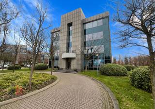 Op slechts één minuut van de R4 bieden wij 435 m² instapklare, gemeubelde kantoren te huur aan. Deze moderne en functionele kantoorruimte is optimaal...