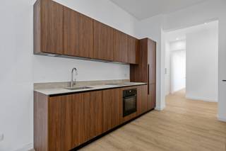 <p>Op een toplocatie middenin het kloppende hart van ’t stad – strategisch gelegen tussen Zurenborg en het bruisende centrum vind je op het gelijkvloers achter deze authentieke, art-decogevel een volledig vernieuwd appartement terug. Deze werd tot in de puntjes afgewerkt met een oog voor stijl, detail én duurzaamheid. Bovendien maakte men enkel gebruik van kwaliteitsvolle materialen met zowel een trendy uitstraling, dit komt volledig tot zijn recht in de lichtrijke leefruimte met aangrenzend de open keuken. Dankzij hoogwaardige toestellen, een warme houtkleurige bekleding én een marmeren-look werkblad is deze keuken een plek waar design en comfort perfect hand in hand gaat! Verder beschikt dit appartement over 1 slaapkamer en uiteraard een badkamer die werd uitgerust met een inloopdouche, dubbele lavabo in meubel en een praktische handdoekradiator – dit alles in een stijlvol jasje met verfijnde zwarte accenten.</p>
<p><strong>Technische gegevens:</strong> kelderberging aanwezig! Ventilatie, centrale verwarming op gas (individueel) via een condenserende ketel, driedubbele beglazing in PVC.</p>
<p><strong>Stedenbouwkundige inlichtingen en bodemattest aanwezig. Asbestveilig! Bevindt zich niet in een risicozone voor overstromingen (P- en G-score D). Renovatieverplichting niet van toepassing.</strong></p>