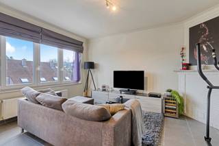 Dit zeer gunstig gelegen appartement met een bewoonbare oppervlakte van 87m² bevindt zich op de 2de verdieping.
De indeling omvat één slaapkamer, een badkamer, een aparte keuken en een zeer ruime berging (met aansluitingen voor was-en droogmachine). Gelegen in een rustige straat, nabij het centrum van Dilbeek en Itterbeek, met een vlotte verbinding naar winkels, openbaar vervoer en belangrijke invalswegen.
Geen gemeenschappelijke kosten, aparte tellers voor water, gas en elektriciteit. Vrij vanaf 15/02/2026! Indien u graag een bezoek wenst, aarzel niet ons te contacteren op affligem@immoaccenta.be