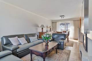 Gezellige instapklare woning bestaande uit hal, apart toilet, ruime living met halfopen recente en volledig ingerichte keuken, aparte berging...