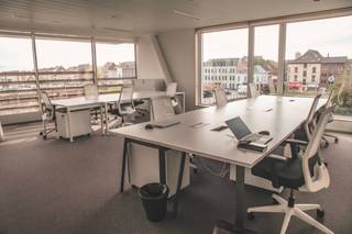 Fantastisch gelegen full service kantoor met een oppervlakte van 60 m² (+/- 12 personen) te huur NAAST de Kleine Ring (R40) en station Dampoort (wandelafstand), tevens op amper 3,5 km van de E17.<br /><br />De kantoren maken deel uit van een hoogkwalitatieve en duurzame businesscenter met aanwezigheid van o.a. vergaderzalen, keuken, koffiehoek, ontspanningsruimte, phone booths, ... De huurprijs is ALL-IN (internet, water, elektriciteit, meubilair, verzekering, ...). Ruime parkeergelegenheden in de omgeving, alsook aanwezigheid van ondergrondse parking. Ook andere oppervlaktes mogelijk. Onmiddellijk beschikbaar.<br /><br />Contacteer PANORAMA voor bijkomende inlichtingen, plannen of een vrijblijvend plaatsbezoek 09 225 09 02.