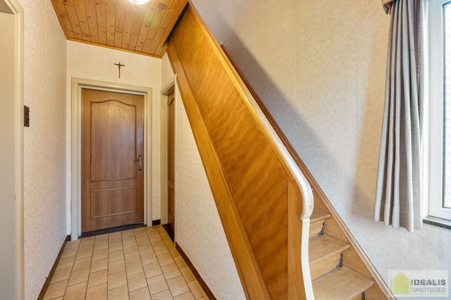TE RENOVEREN WONING MET EEN RUIME WOONKAMER, KEUKEN MET EETKAMER, 4 AANGENAME SLAAPKAMERS WAARVAN 1 GELIJKVLOERS, BADKAMER, BERGING EN KELDER GELEGEN OP EEN PERCEEL VAN MAAR LIEFST 14A 94CA IN HET GEZELLIGE GROTE-BROGEL (PEER)! De woning omvat ca.150m² ne - foto 5