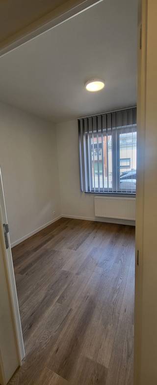 <p><strong>Instapklaar gelijkvloers appartement met 2 slaapkamers in het centrum van Maasmechelen</strong></p>
<p>Bent u op zoek naar een verzorgd en instapklaar appartement op een toplocatie? Dan is dit recent opgefriste gelijkvloerse appartement in het centrum van Maasmechelen zeker een bezoek waard.</p>
<p>Dankzij de centrale ligging bevinden winkels, horeca, scholen, openbaar vervoer en andere dagelijkse voorzieningen zich op wandelafstand. Bovendien geniet u van een vlotte verbinding naar de autosnelweg en de omliggende gemeenten en steden.</p>
<p>Het appartement onderging recent een grondige opwaardering en werd smaakvol vernieuwd.</p>
<p>Via de inkomhal bereikt u de ruime en lichtrijke leefruimte. De grote raampartijen tot op vloerniveau zorgen voor een aangename lichtinval gedurende de hele dag. Aansluitend bevindt zich de praktische keuken, die beschikt over veel kastruimte en alle nodige voorzieningen. Dankzij het grote raam dat volledig geopend kan worden, ontstaat een aangename verbinding met de buitenruimte waar u rustig kunt genieten van een koffiemoment of een zonnige dag.</p>
<p>Aan de voorzijde van het appartement bevinden zich twee volwaardige slaapkamers. De vernieuwde badkamer is uitgerust met een lavabo, een ruime inloopdouche en aansluitingen voor een wasmachine. Daarnaast is er een afzonderlijk gastentoilet aanwezig.</p>
<p>Als extra troef beschikt het appartement over een private garage, ideaal voor het parkeren van uw wagen of als extra bergruimte.</p>
<p>Tot slot beschikt het appartement over een gunstig EPC-label B, wat resulteert in een energiezuinige woonst en lagere verwarmingskosten.</p>
<p><strong>Troeven</strong></p>
<p>✔ Gelijkvloers appartement<br />✔ Centrumligging in Maasmechelen<br />✔ Recent opgefrist en instapklaar<br />✔ 2 slaapkamers<br />✔ Vernieuwde badkamer en toilet<br />✔ Veel lichtinval<br />✔ Garage inbegrepen<br />✔ EPC-label B<br />✔ Vlotte verbinding naar autosnelweg en omliggende steden</p>
<p>Interesse in dit instapklare appartement? Neem gerust contact op voor meer informatie of een bezichtiging via office@immofusion.be</p>