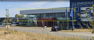 <u><strong>Uitstekend gelegen SHOWROOM op een zichtlocatie langs de N44 te Maldegem.</strong></u><br /><br />Deze Open Space showroom bevindt zich op de eerste verdieping van een modern handelscomplex met uitstraling waar op het gelijkvloers prachtige showrooms zijn geïnstalleerd gerelateerd aan de meubelsector en interieurprojecten op maat enerzijds, en bouw-gerelateerde artikelen zoals zonweringen, terrasoverkappingen en buitenschrijnwerk anderzijds.<br /><br /><br />De showroom wordt verhuurd volgens het shop-in-shop principe met een vrije doorloop van het ene naar het andere compartiment, met gemeenschappelijke faciliteiten en tal van voorzieningen die inbegrepen zijn.<br />Zowel geschikt voor B2B als B2C toepassingen.<br />Ruime parking voor de deur.<br /><br /><br />De totale oppervlakte bedraagt 560m² showroomvloer met een aansluitende magazijnruimte van 216m².<br />De ruimte kan ook in 2 delen worden verhuurd zodat elk compartiment bestaat uit 280m² showroom en ca.108m² magazijnruimte.<br /><strong><em>De vermelde maandelijkse huurprijs prijs betreft één compartiment van 280m² + 108m² magazijnruimte</em></strong><br />Het magazijn beschikt over een ruime goederenlift van en naar het gelijkvloers en is toegankelijk via een grote sectionaalpoort achteraan het gebouw.<br /><br /><strong>In de huurprijs is het volgende inbegrepen:</strong><br /><br />- gebruik van sanitair op het gelijkvloers<br />- elektriciteit voor verlichting, stopcontacten en airconditioning<br />- verwarming voor de showroom tot 18 à 20 graden tijdens openingsuren van 9-18 uur.<br />- airconditioning voor de showroom tot 24 à 25 graden tijdens openingsuren van 9-18 uur.<br />- brandblusapparaten, incl. de jaarlijkse keuring<br />- reinigen van de ramen 2x per jaar<br />- aandeel in de onroerende voorheffing<br /><br /><br /><br /><br /><strong>Financieel</strong><br />- huurprijs per compartiment van 280m² met 108m² magazijn : 3.125 euro/mnd.<br />- huurprijs jaarlijks te indexeren<br />- algemene kosten gemeenschappelijke delen : niet van toepassing<br />- onroerende voorheffing ten laste van de huurder : inbegrepen in de huurprijs<br />- waarborg 3 mnd huur<br />- éénmalige kosten ten laste van de huurder met betrekking tot de huurovereenkomst :<br />50% van de kosten plaatsbeschrijving + registratierecht FOD Fin.<br /><br />alle verdere info op aanvraag<br />Beschikbaarheid te bespreken<br />Bezoek enkel of afspraak