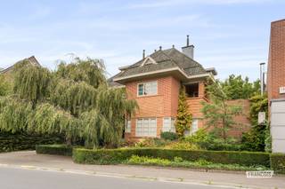 In het centrum van Zottegem staat deze art-decovilla uit 1932, ontworpen door architect Oscar Van Cauwenberghe. Achter deze woning wacht een ruime stadstuin met veel privacy. Originele elementen geven de woning haar karakter; het gelijkvloers kreeg in 2011 een opfrisbeurt. <br /><br />De inkomhal met vestiaire en gastentoilet leidt naar een lichtrijke leefruimte met zit- en eetgedeelte en een knusse plek met zicht op de tuin. Verder zijn er een aparte bibliotheek, een open keuken met lichtrijke aanbouw en toegang tot de tuin, en een berging.<br /><br />Op de eerste verdieping zijn er vier slaapkamers en een badkamer. De tweede verdieping telt nog twee slaapkamers, een badkamer en twee zolderruimtes. Buiten geniet je van verschillende terrassen, een zwembad en een volwassen tuin. Een ruime bergkelder, oprit en garage maken het geheel compleet.<br /><br />De naastgelegen praktijkruimte met appartement kan optioneel worden bij aangekocht. Interesse in een bezoek of benieuwd naar de waarde van je eigen woning? Neem gerust contact op voor extra info en/of een bezoek ter plaatse. <br /><br />
