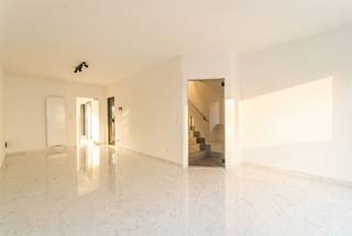 <p>Op zoek naar een instapklaar appartement met de charme en het ruimtegevoel van een huis? Dit volledig gerenoveerde duplex appartement in de levendige Abdijstraat biedt het allemaal.</p><p>Dankzij de afwezigheid van andere eigenaars geniet u van maximale privacy en een unieke woonervaring die aanvoelt als een eigen woning. De ruime en lichtrijke leefruimte wordt gekenmerkt door grote raampartijen die zorgen voor een overvloed aan natuurlijk licht. Stijlvolle glazen deuren geven het geheel een extra elegante uitstraling.</p><p>De volledig geïnstalleerde keuken biedt alle hedendaagse comfort en kijkt uit op de gezellige veranda. Deze ruimte biedt bovendien de mogelijkheid om omgevormd te worden tot een aangenaam dakterras.</p><p>Op de bovenverdieping bevinden zich twee volwaardige slaapkamers, een praktische dressing en een ruime badkamer met toilet. Daarnaast beschikt het appartement over een extra gastentoilet op de leefverdieping.</p><div><div><div><div><section><div><div><div><div><div><div><p><strong>Troeven:</strong></p><p>✔ Volledig gerenoveerd<br />✔ Duplex met het gevoel van een woning<br />✔ Elektrische installatie conform<br />✔ Ruime, lichtrijke leefruimte<br />✔ Volledig geïnstalleerde keuken<br />✔ Veranda met potentieel voor dakterras<br />✔ Badkamer met toilet + apart gastentoilet<br />✔ Geen andere eigenaars in het gebouw</p></div></div></div></div><div> </div></div></div></section></div></div><div>Gelegen in de bruisende Abdijstraat, een populaire winkelstraat met tal van winkels, supermarkten, speciaalzaken en gezellige eetgelegenheden. Dankzij de uitstekende verbindingen met het openbaar vervoer en de nabijheid van het centrum van Antwerpen geniet u hier van een ideale combinatie tussen stadsleven en wooncomfort.</div></div></div><p>Een unieke opportuniteit voor wie op zoek is naar ruimte, licht en privacy op een uitstekende locatie.<br /><br />Wenst u graag meer info? <br />info@markasa.be of 03/827.72.92</p>