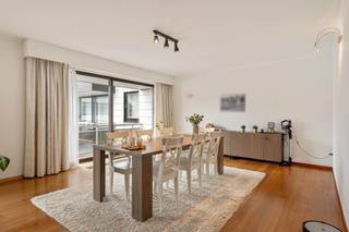 Ruim en lichtrijk appartement van 140 m² met twee terrassen, parking en kelder in hartje Leuven<br /><br />Op een toplocatie in de Vital Decosterstraat, midden in het bruisende centrum van Leuven en toch verrassend rustig gelegen bevindt zich dit uitzonderlijk ruime appartement van 140 m² op de derde verdieping.<br /><br />Bij het binnenkomen valt meteen de overvloedige natuurlijke lichtinval op. Via de inkomhal bereiken we de royale leefruimte met grote raampartijen, de keuken (ook bereikbaar via de leefruimte en de drie kamers met de badkamers. Dit appartement biedt een aangename woonbeleving. Dankzij de ligging aan een lager plat dak heeft dit een bijzonder rustig en open karakter. Daarnaast beschikt het appartement over een tweede terras aan de 3 kamers en een klein terras aan de keuken<br />De grote keuken biedt alle comfort en voldoende plaats om uitgebreid te koken en gezellig te tafelen.<br /><br />Het appartement is steeds goed onderhouden en is instapklaar, al biedt een opfrissing de mogelijkheid om het volledig naar eigen smaak in te richten en de waarde verder te verhogen.<br />Troeven<br />✔ Ruime bewoonbare oppervlakte van 140 m²<br />✔ Zeer lichtrijke leefruimte<br />✔ Twee aangename terrassen<br />✔ Drie slaapkamers en twee badkamers<br />✔ Grote, functionele keuken<br />✔ Ondergrondse autostaanplaats inbegrepen<br />✔ Privatieve kelder<br />✔ Rustige ligging ondanks de centrale locatie<br />✔ Op wandelafstand van winkels, restaurants, openbaar vervoer en alle stadsvoorzieningen<br />Een zeldzame kans voor wie op zoek is naar een ruim appartement met veel licht, comfort en buitenruimte, op een absolute toplocatie in het centrum van Leuven.  (momenteel is het appartement verhuurd)<br />Bel 016/23.90.80. of boek een bezoekmoment in via onze website.