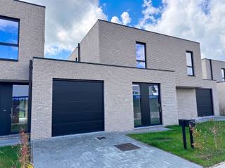 <h3><span>Nieuwbouwwoning met plat dak te huur nabij het centrum van Mol.</span></h3><p><span>Deze moderne nieuwbouwwoning is gelegen nabij het centrum van Mol en biedt een aangename combinatie van hedendaags wooncomfort, energiezuinigheid en een hoogwaardige afwerking. </span></p><p><span>De woning is instapklaar en zorgvuldig ontworpen met oog voor detail.</span></p><p><span>U betreedt de woning via een ruime inkomhal met gastentoilet. </span></p><p><span>Daarnaast bevindt zich een praktische ruimte die ideaal kan worden ingericht als bureau, hobbyruimte of extra berging.</span></p><p><span>De inpandige garage biedt voldoende plaats voor uw wagen en is voorzien van een laadmogelijkheid voor een elektrische wagen.</span></p><p><span>De open keuken is uitgerust met moderne toestellen en biedt alle comfort. </span></p><p><span>Dankzij de open indeling sluit de keuken naadloos aan op de ruime leefruimte. </span></p><p><span>De grote raampartijen zorgen voor een aangename lichtinval en bieden een mooi uitzicht op de zuidgerichte tuin.</span></p><p><span>Aansluitend aan de keuken bevindt zich een praktische berging/wasplaats.</span></p><p><span> </span></p><p><span>Op de eerste verdieping bevinden zich drie comfortabele slaapkamers, een ruime nachthal en een moderne badkamer met een mooie inloopdouche. </span></p><p><span>Tevens is er een apart toilet aanwezig.</span></p><p><span>De aluminium ramen zorgen voor een strakke, hedendaagse uitstraling en staan garant voor een goede isolatie en een onderhoudsvriendelijk karakter.</span></p><p><span> </span></p><p><span>Buiten beschikt de woning over een ruim terras van ca. 23 m², aangelegd met keramische tegels. </span></p><p><span>De toegang tot de voordeur en de oprit naar de garage zijn voorzien van waterdoorlatende klinkers.</span></p><p><span>De zuidgerichte tuin is volledig ingezaaid en omheind met zwarte draad. </span></p><p><span>Achteraan is er een poortje voorzien dat toegang geeft tot de servitudeweg en de gemeenschappelijke tuin met wadi.</span></p><p><span> </span></p><p><span>Een moderne en energiezuinige woning met een praktische indeling en aangename buitenruimte, op een gunstige locatie nabij het centrum van Mol.</span></p><p><span> </span></p><p><span>Interesse? Neem gerust contact met ons op voor meer informatie of om een bezoek ter plaatse in te plannen.</span></p>