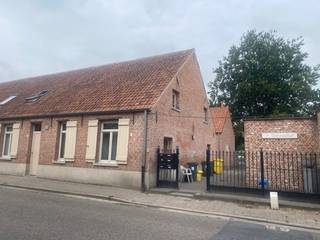 Charmante woning in warme commune – midden in Hoogstraten!Ben je op zoek naar een knusse plek met een warme, gemeenschappelijke sfeer én alles binnen...