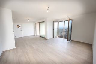 Op de <strong>12e verdieping</strong> van een recente residentie in Oostende bevindt zich dit <strong>volledig afgewerkte nieuwbouwappartement</strong> met een <strong>ruim zonneterras</strong> en <strong>adembenemende uitzichten</strong> over zee, de golf en de Wellingtonrenbaan.<br />Bij het binnenkomen wordt u verwelkomd door een <strong>ruime inkomhal</strong> die toegang biedt tot de lichtrijke leefruimte. De <strong>woonkamer met eetplaats</strong> geniet van grote raampartijen die zorgen voor een overvloed aan natuurlijk licht en een prachtig panoramisch zicht.<br />Via het <strong>schuifraam</strong> bereikt u het <strong>ruime zonneterras</strong>, waar u in alle rust kunt genieten van zowel het <strong>zeezicht</strong> als het <strong>groene uitzicht op de golf</strong> — een ideale plek om te ontspannen en te genieten van de unieke sfeer van de kust.<br />Het appartement omvat verder:
<ul>
<li><span>Een <strong>praktische bergruimte</strong></span></li>
<li><span>Een <strong>slaapkamer met prachtig uitzicht</strong></span></li>
<li><span>Een <strong>moderne badkamer</strong> met <strong>douche en lavabo</strong></span></li>
<li><span>Een <strong>slaaphoek</strong> met ruimte voor een <strong>stapelbed</strong>, ideaal voor extra gasten of kinderen</span></li>
</ul>
Extra troeven:
<ul>
<li><span><strong>Mogelijkheid tot aankoop van een staanplaats</strong> in het gebouw</span></li>
<li><span><strong>Fietsenberging aanwezig</strong></span></li>
<li><span><strong>Volledig instapklaar</strong> en afgewerkt met kwalitatieve materialen</span></li>
</ul>
Dankzij de <strong>uitstekende ligging</strong> nabij het strand, winkels en openbaar vervoer is dit appartement perfect geschikt als <strong>vaste woonst, tweede verblijf</strong> of <strong>investering aan zee</strong>.<br />📞 <strong>Interesse om dit uniek gelegen appartement met zonneterras te ontdekken?</strong><br />Contacteer <strong>Nicolas</strong> via <strong>0495/50.69.20</strong> of mail naar <strong>nicolas@jolieinvest.be</strong> voor meer informatie of een bezoek.<br /><br />