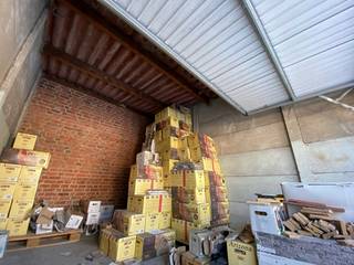 Droge afgesloten garage TE KOOP aan de zuidkant van het Station te KORTRIJK met afmetingen : Breedte : 3,10 meterDiepte : 4,55 meterHoogte...