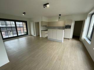 Mooi appartement op de 2de verdieping met terras en autostaanplaats, pal in het centrum van Kontich.INDELINGInkomhal met apart gastentoiletLeefruimte...