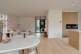 <p><span>Residentieel gelegen villa met recente totaalrenovatie afgewerkt met duurzame & kwalitatieve materialen, bestaande uit een elegante inkomhal die ons naar de warme & sfeervolle woonkamer met een prima geïnstalleerde keuken met groot eiland + bijkeuken brengt. Van hieruit geniet u van een mooi zicht & doorgang naar een hyoer aangenaam terras + overdekt terras & mooie tuin . De woonkamer is met eiken parket afgewerkt en aan de voorzijde vd woning treffen we een bureau- of polyvakente ruimte. Boven bevinden zich 4 volwaardige kamers telkens met inbouwkkasten en parket afgewerkt + 2 badkamers (ligbad, douche, wastafels en wc). De hoogste verdieping is ideaal om als lounge- of als fitnessruimte te gebruiken. De algehele afwerking is uitstekend wat maakt dat de woning 100% instapklaar is. Eerstdaags worden de zonnepanelen geplaatst en de woning heeft vloerverwarming. EPB is in aanvraag. Meerdere staanplaatsen vooraan. Ideale gezinswoning op een toplocatie nabij de meeste faciliteiten. </span></p><p><span>Onmiddellijk beschikbaar!</span></p>