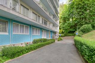 immo DAVID stelt voor: lichtrijk 2 slaapkamerapp met terras en privatieve kelder<br /><br />Op het achtste verdiep bevindt zich dit op te frissen, lichtrijke tweekamerappartement met privatieve kelder.<br /><br />De indeling omvat een inkomhal, een keuken van 7 m² met dubbele lavabo en directe toegang tot het terras, een ruime en gezellige woonkamer van 32 m² met open haard en eveneens toegang tot het terras, een badkamer met ligbad, een nachthal, een afzonderlijk toilet en twee slaapkamers van respectievelijk 9 m² en 12 m² – beide met toegang tot het terras.<br /><br />Het zuidgerichte terras van maar liefst 17 m² biedt een adembenemend uitzicht over het park en over Brussel – een unieke plek om te genieten van rust en ruimte.<br /><br />Het appartement baadt in natuurlijk licht en straalt een warme, uitnodigende sfeer uit.<br /><br />Mogelijkheid tot aankopen van een garage voor een bedrag van € 25.000.<br /><br />Dankzij de uitstekende ligging nabij de Ring, Brussel, het centrum, scholen, winkels, openbaar vervoer, het UZ Jette, Laarbeekbos en de fietssnelweg, vormt dit appartement een ideale woonplek voor wie comfort, rust en bereikbaarheid wil combineren.<br /><br />Een interessante opportuniteit voor starters, investeerders of wie op zoek is naar een ruim en goed gelegen appartement met veel potentieel.