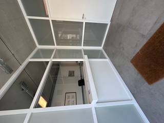 <p>Mooi kantoor/handelspand te huur op toplocatie in Lommel:</p><ul><li>Indeling: inkom met ontvangstbalie, 1 grote kantoorruimte/praktijkruimte/handelsruimte, kitchenette en toilet</li><li>Ondergrondse autostaanplaats</li><li>Instapklaar</li><li>Centrale ligging in centrum Lommel</li><li>Gemeenschappelijke kosten inbegrepen in huurprijs</li><li>EPC: E</li><li>Muren van het loket kunnen makkelijk verwijderd worden</li><li>Onmiddellijk beschikbaar</li></ul><p>Bent u op zoek naar een verzorgde en instapklare kantoorruimte op een vlot bereikbare locatie in Lommel? Dan is deze praktische en energiezuinige kantoorruimte precies wat u zoekt.</p><p>De ruimte is functioneel ingedeeld en biedt alle comfort voor een professionele werkomgeving. Bij het betreden van het kantoor komt u in een inkomhal met ontvangstbalie, ideaal om cliënten of bezoekers op een professionele manier te ontvangen. Verder beschikt het pand over een ruime, lichtrijke kantoorruimte, een praktische kitchenette en een apart toilet.</p><p><br /></p><p>Dit pand is bijzonder geschikt voor onder meer:</p><ul><li>Advocaten</li><li>Psychologen en therapeuten</li><li>HR- en consultancykantoren</li><li>Boekhouders</li><li>Verzekerings- en vastgoedmakelaars</li><li>Vrije beroepen en andere dienstverlenende activiteiten</li></ul><p>Meer info? laura@eratournier.be </p>