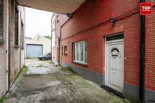 Kom en ontdek dit renovatieproject dat u volledig naar eigen smaak kunt afwerken.<br />Dankzij de privé-ingang geniet u een aangenaam gevoel van zelfstandig wonen. De huidige indeling biedt de mogelijkheid om een leefruimte, keuken, badkamer en 2 slaapkamers te realiseren.<br /><br />Dit is de ideale opportuniteit voor de handige doe-het-zelver, investeerder of aannemer die op zoek is naar een project met potentieel.<br />De ligging is een extra troef. Het appartement bevindt zich in een vlot bereikbare buurt, met winkels, openbaar vervoer en andere voorzieningen in de directe omgeving. Bovendien liggen Het Potuit en het Paviljoenpark op wandelafstand, ideaal voor wie graag geniet van groen en ontspanning.<br /><br />Troeven:<br /><br />• Privé-ingang <br />• Eerste verdieping <br />• Mogelijkheid tot 2 slaapkamers <br />• Volledig naar eigen smaak te renoveren <br />• Kleinschalige residentie <br />• Centrale ligging nabij winkels, openbaar vervoer en parken <br />• Ideaal voor doe-het-zelvers, aannemers of investeerders <br /><br />Ondergelegen appartement staat ook te koop: <br /><br />Contacteer Top Vastgoed voor een bezoek op 0475 700 700.