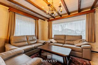 Voor meer info en foto’s, surf naar www.swevers.be – In een rustige omgeving in Peer bevindt zich deze open bebouwing uit 1975 op een uitzonderlijk ruim, zuid georiënteerd perceel van 1.897 m². De woning is in op te frissen staat, maar biedt een solide basis met vernieuwd dak (2009), superisolerende dubbele beglazing (2009) en een recente ketel (2023).<br />Via de inkomhal bereikt u de lichtrijke woonkamer van 30,40 m², met voldoende plaats voor een gezellige zithoek en eettafel. Aansluitend ligt de keuken van 14,04 m², met zicht op de tuin en potentieel om omgevormd te worden tot een moderne leefkeuken. Op het splitlevel bevinden zich drie slaapkamers van 14 m², 13,07 m² en 7,20 m², ideaal als gezinskamers, bureau of hobbyruimte. De badkamer is centraal gelegen en kan volledig naar hedendaags comfort worden vernieuwd.<br />Extra troeven zijn de kelder van 5,54 m² en de uitzonderlijk ruime garage van 63 m², geschikt voor meerdere wagens, opslag of atelier. De grote tuin geniet de hele dag zon en biedt tal van mogelijkheden voor terras, speelruimte of een groene oase in alle privacy.<br />De ligging is praktisch met winkels op 600 m, restaurants op 850 m, scholen op 1,1 km en openbaar vervoer op 750 m. De snelweg bereikt u op 20 km. Een ideale kans voor wie ruimte en renovatiepotentieel zoekt op een aantrekkelijke locatie in Peer. Voor meer informatie, bel 011 255 155. Bron bewoonbare oppervlakte: EPC – verslag.