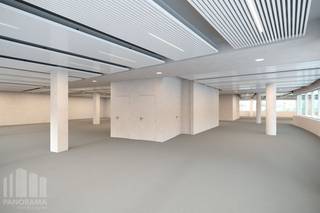 High-end kantoorruimtes van 615 m² tot 1.172 m² beschikbaar in "<strong>The Compass</strong>" in Antwerpen. Het volledig herontwikkelde kantorencomplex combineert een moderne uitstraling met een duurzame en future-proof werkomgeving en behaalt een <strong>BREEAM-Excellent</strong> certificering.<br /><br />De moderne kantoorruimte van 1.172 m² is flexibel ingericht en bevindt zich op het vierde verdiep. Het gebouw beschikt over open space kantoren, afzonderlijke burelen, vergaderzalen, phone booths en sociale ruimtes. Dankzij de grote raampartijen genieten de ruimtes van veel natuurlijke lichtinval en is er zicht op de <strong>groene omgeving</strong> aan de voorzijde van het gebouw. De klimaatplafonds met <strong>verplaatsbare wanden</strong> maken het mogelijk om de kantoorindeling eenvoudig en efficiënt aan te passen aan de noden van uw organisatie. Parkeren is voorzien met een ratio van 1/40, inclusief <strong>laadpunten</strong>.<br /><br />The Compass bevindt zich in een <strong>levendige buurt</strong> met een uitzonderlijk aanbod aan faciliteiten in de directe omgeving, waaronder tal van restaurants en andere voorzieningen. Daarnaast is het gebouw vlot bereikbaar met de wagen dankzij de nabijheid van de <strong>Ring van Antwerpen</strong>. Ook met het<strong> openbaar vervoer</strong> is The Compass vlot bereikbaar dankzij verschillende tram- en bushaltes in de nabije omgeving.<br /><br />Voor bijkomende informatie, plannen of een vrijblijvend plaatsbezoek, contacteer <strong>PANORAMA B2B ANTWERPEN</strong> via <strong>0477 911 000</strong>.