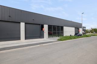 In een goed bereikbare bedrijvenzone te Oostkamp bevindt zich deze casco nieuwbouw KMO-unit van 495m². De unit biedt een praktische en kwalitatieve ruimte voor ondernemers die op zoek zijn naar een strategische ligging met vlotte verbindingen.<br /><br />Troeven van de loods:<br />- Instapklare nieuwbouwunit met hoogwaardige afwerking<br />- Strategische ligging nabij belangrijke verbindingswegen<br />- Mogelijkheid tot inrichten van kantoorruimte binnen de unit<br />- Vrije hoogte van ongeveer 6,9m<br />- Vloer in gepolierde industriële gewapende betonplaat<br />- Lichtstraat voorzien uit meerwandige polycarbonaat platen met aluminium profielen<br />- Aluminium schrijnwerk met elektronische sectionale poort<br /><br />Interesse? <br />Neem contact op met Simon via +32 498 12 37 08 of simon@vicusvastgoed.be.<br />Plan vandaag nog uw bezoek en ontdek de mogelijkheden van deze functionele KMO-unit in Oostkamp!