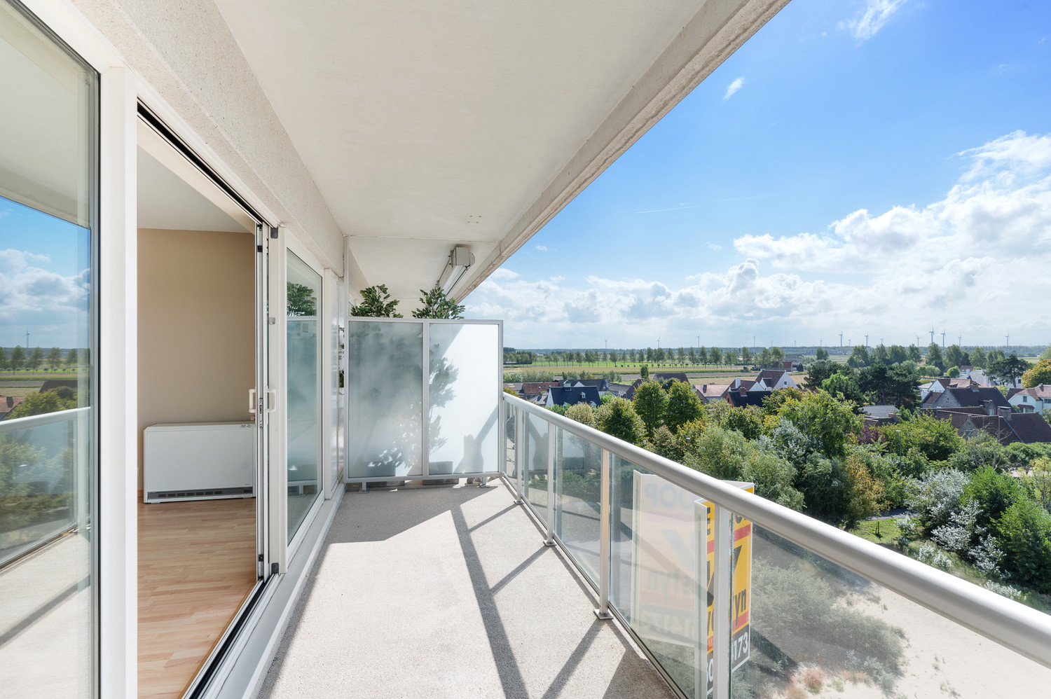 Zongericht ruim 2-slaapkamer appartement met prachtige zichten - photo 1