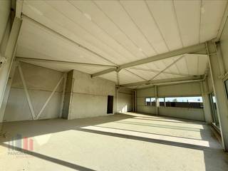 Nieuwbouw KMO-unit met <strong>showroom/magazijn en kantoor/conciërge woning</strong> van<strong> 399 m² </strong> in de Stadsbeemd te Halen.<br /><br />In de nieuwe en strategisch gelegen bedrijventerrein “STADSBEEMD”, vlakbij de bedrijvige Staatsbaan met een vlotte verbinding naar de E314 en het Klaverblad te Lummen, bieden wij deze hoogwaardige nieuwbouw KMO-unit aan. <br /><br />De unit bestaat uit een <strong>showroom/magazijn van 243 m²</strong> en een <strong>kantoorruimte/conciërge woning van 156 m² </strong>en is ideaal voor ondernemingen die zichtbaarheid, functionaliteit en bereikbaarheid willen combineren.<br /><br />De <strong>showroom/opslagruimte</strong> beschikt over een vrije hoogte van<strong> 3,5 m</strong> en is toegankelijk via een <strong>automatische sectionale poort </strong>(4,5 m H x 4 m B) en twee afzonderlijke toegangsdeuren. Dankzij de grote raampartijen geniet de ruimte van uitzonderlijk veel natuurlijke lichtinval en is het een sterke zichtlocatie. De unit is volledig geïsoleerd, afgewerkt met een polybetonvloer met een draagkracht van <strong>1 T/m². </strong>Onder de trap bevindt zich een technische ruimte.<br /><br />De <strong>kantoorruimte</strong> is zeer lichtrijk en kan zowel ingericht worden als kantoorruimte of als conciërgewoning met eigen terras. <br /><br />Verder beschikt de units over <strong>4 privatieve parkeerplaatsen met 1 laadpaal </strong>voor elektronische voortuigen<strong>.</strong> Ruime parkeer- en manoeuvreerruimte op de site. Voorziene oplevering: <strong>05/2026</strong>. <br /><br />Contacteer<strong> PANORAMA B2B</strong> voor bijkomende inlichtingen, plannen of een vrijblijvend plaatsbezoek op <strong>0474 17 17 15.</strong>
