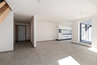 Te koop: modern gesloten appartement in het centrum van Lebbeke, op wandelafstand van winkels, openbaar vervoer en het treinstation.<p><br /></p><p>Dit nieuwbouwappartement (bouwjaar 2024) wordt volledig instapklaar opgeleverd, inclusief nieuwe keuken, badkamer en afwerking – reeds inbegrepen in de prijs. Bij aankoop kan, indien aan de voorwaarden voldaan wordt, het verlaagde BTW-tarief van 6% toegepast worden. Geniet van een gezellig, zongericht terras en drie volwaardige slaapkamers. Een overdekte staanplaats is verplicht mee aan te kopen (€ 18.000). De ligging in het hart van Lebbeke biedt alle voorzieningen binnen handbereik.</p><p><br /></p><p>Belangrijkste ruimtes:<br />• Ruime living (24 m²) met veel lichtinval<br />• Volledig ingebouwde keuken (6 m²)<br />• Eetkamer (9 m²)<br />• Drie slaapkamers (17 m², 12 m², 9 m²)<br />• Badkamer (8 m²) met dubbele spoelbak en inloopdouche<br />• Dressing (4 m²)<br />• Berging (3 m²)<br />• Inkomhal (6 m²)<br />• Apart toilet (2 m²)<br />• Zongericht terras (11 m²)</p><p><br /></p><p>Troeven:<br />• Volledig instapklaar met nieuwe keuken en badkamer, onder 6% BTW (indien voorwaarden voldaan)<br />• Zongericht terras en drie volwaardige slaapkamers<br />• Centrale ligging nabij winkels, openbaar vervoer en station</p><p><br /></p><p>Neem vandaag nog contact op met je ERA-makelaar voor een bezoek.</p><p><br /></p><p>JOUW DROOMAPPARTEMENT. ZO GEVONDEN!</p>