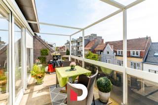 Dit appartement geniet van een uiterst gunstige locatie te Sint-Andries met winkels, openbaar vervoer, scholen, E40, station, centrum Brugge,... Allemaal op wandelafstand in de onmiddellijke buurt!<br /><br />Het ruime appartement (maar liefst +/- 113 m²) geniet een aangenaam open zicht vanop de 3de verdieping voorzien van een zonnig terras (+/- 10m²). De leefruimte is erg lichtrijk, heeft een aangename breedte van 8m10 en werd voorzien van een parketvloer. Daarnaast is er een aparte keuken met annex berging.<br /><br />Voorts beschikt het appartement nog over een badkamer, een apart toilet, ruime inkom met vestiairenis, 3 slaapkamers (waarvan 2 royale kamers en 1 normale kamer) en een praktisch balkon aan de achterzijde. Door de aanwezigheid van 2 terrassen (voor -en achterzijde), kan u de hele dag genieten van de zon!<br /><br />Kortom: het app. geniet een erg praktische indeling met een leuke vloei tussen de ruimtes die mooi in proportie zijn.<br /><br />Het appartement is misschien wat gedateerd/verouderd maar is op heden wel in goed onderhouden toestand! Belangrijk om weten is het feit dat alle ramen recentelijk vernieuwd werden wat resulteert in een gunstig energie- label B. <br /><br />Prijs/kwaliteit zult u weinig tot geen vergelijkbare entiteiten vinden met deze omvang op dergelijke goede ligging.<br /><br />Er bestaat de mogelijkheid tot aankoop van een bovengrondse garagebox achteraan het gebouw aan € 35.000,- . <br /><br />Contacteer ons snel voor een bezoek aan dit ruime appartement op toplocatie nabij het centrum via 050 45 03 45 of info@delbecque.immo