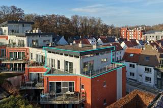 <p>Deze <strong>unieke penthouse</strong> combineert <strong>rust en panoramische uitzichten</strong> op een uitzonderlijke manier en is gelegen op een <strong>gegeerde, rustige locatie binnen de stadsring van Leuven</strong>, op wandelafstand van <strong>Gasthuisberg, IMEC, KBC</strong> en alle dagelijkse voorzieningen. Dankzij deze strategische ligging geniet u van het beste van twee werelden: <strong>stedelijk comfort én absolute privacy</strong>.<br /><br />De penthouse beschikt over<strong> leefterrassen van maar liefst 40 m² rondom het appartement</strong>, waardoor u <strong>van ’s ochtends vroeg tot ’s avonds laat van de zon kunt genieten</strong>. Door de <strong>hogere ligging van het gebouw aan de Kaboutermansstraat</strong> en de oriëntatie richting het stadscentrum biedt deze eigendom <strong>adembenemende, open zichten over het historisch centrum van Leuven,</strong> een zeldzame troef.<br /><br />Het appartement werd gebouwd in <strong>2010</strong> en kenmerkt zich door <strong>hoge plafonds en grote raampartijen</strong>, die zorgen voor een <strong>uitzonderlijk lichtrijke leefruimte</strong> en een aangenaam ruimtegevoel. De leefruimte sluit naadloos aan op de <strong>open, volledig uitgeruste keuken</strong>. Aansluitend bevindt zich een <strong>ruime technische berging</strong>, wat het wooncomfort extra verhoogt.<br /><br />De penthouse omvat <strong>twee volwaardige slaapkamers</strong>, een <strong>uitgeruste badkamer</strong> en is afgewerkt met een <strong>parketvloer doorheen het volledige appartement</strong>, wat bijdraagt aan de warme en hoogwaardige uitstraling. <strong>Vanuit elke kamer is er directe toegang tot de terrassen</strong>, waardoor binnen en buiten perfect in elkaar overvloeien.<br /><br />De <strong>Kaboutermansstraat werd recent heraangelegd als woonerf</strong>, wat garant staat voor <strong>rust, veiligheid en een aangename leefomgeving</strong>. Tot slot zijn er <strong>twee ondergrondse staanplaatsen</strong> beschikbaar, die <strong>bij aan te kopen zijn voor € 60.000 voor beiden</strong>, een absolute meerwaarde op deze locatie.<br /><br />Kortom, een <strong>zeldzame penthouse</strong> met uitzonderlijke buitenruimtes, schitterende uitzichten en een topligging in Leuven, ideaal voor wie op zoek is naar <strong>exclusief wonen met alle comfort binnen handbereik</strong>.</p>
