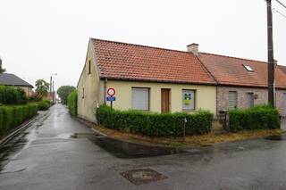 Deze charmante woning beschikt over een gezellig voortuintje en verwelkomt u via een inkomhal met apart toilet die toegang biedt tot de woonkamer...