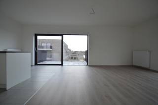 BIJ INTERESSE GELIEVE UITSLUITEND TE REAGEREN VIA MIJN HUURPROFIEL = https://immogoffin.mijnhuurprofiel.be/property/c92f2837-6137-49da-9090-c97cfa23614c<br /><br /><br />Dit zeer degelijk en netjes verzorgd appartement is gelegen in de recente woonwijk Heuveldal, op de 2° verdieping, bereikbaar via lift. <br /><br /><br />Het appartement is kwaliteitsvol afgewerkt en wordt volledig instapklaar aangeboden, lamellen voor alle ramen, en verlichtingsarmaturen. De huurder kan zo inhuizen zonder hiervoor nog bijkomende hoge kosten te moeten maken. <br /><br />De indeling is als volgt: <br />Ruime inkom met ruimte voor vestiaire. Hall, woonkamer met open keuken met eiland, voorzien van alle nodige toestellen zoals kookvuur, combi-oven, frigo en vaatwasser. Ruim terras met ZW-oriëntatie en wijds uitzicht. Deze gunstige oriëntatie en de grote ramen in deze ruimte zorgen voor aangenaam veel lichtinval. Twee slaapkamers, badkamer met inloopdouche. Apart gastentoilet. Handige bergruimte met voorzieningen voor wasplaats<br />Standplaats in de kelderverdieping. Privékelderberging en gezamenlijke fietsenberging. <br />Rustige ligging in residentiële omgeving, maar toch vlakbij het centrum van Tongeren, goede verbinding met openbaar vervoer, station,... <br /><br />Pluspunten:<br />- smaakvolle en kwaliteitsvolle afwerking <br />- volledig instapklaar <br />- verlichtingsarmaturen inbegrepen<br />- lamellen inbegrepen voor alle ramen<br />- EPC 75,09 kWh/m2/jaar = zeer energiezuinig.<br />- ZW georiënteerd terras<br />- standplaats en kelderberging inbegrepen in de prijs<br /><br />BESCHIKBAAR VANAF 01.10.2026.