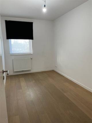 <p>Mooi appartement gelegen in de Residentie D'Ouwe Kaars te Wijnegem Wervehof 3B bus 8 op de eerste verdieping met 2 slaapkamers en een autostaanplaats.<br />Het appartement heeft een oppervlakte van ±96m² en het terras ±9,6m².</p><p>Bouwjaar: ±2010</p><p>Het appartement omvat:<br />- Open keuken (dubbele inox spoelbak, vaatwasmachine, elektrische keramische kookplaat, dampkap, oven)<br />- Ruime berging<br />- Wc met lavabo<br />- Badkamer (ligbad met dubbele lavabokast)<br />- Slaapkamer 1<br />- Slaapkamer 2<br />- Mooie inkom met gang<br />- Open terras met glazen balustrade<br />- Autostaanplaats en een private berging<br />- Gemene fietsenstalling</p><p>Voorzien van alle moderne comfort, CV-gas</p><p>Enige rustige ligging in groen kader, nabij Wijnegem shopping center, scholen, openbaar vervoer, autosnelweg, centrum Antwerpen</p>