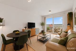 Dit aangename appartement bevindt zich op de derde verdieping van een uitstekend onderhouden gebouw met lift, in een rustige en groene woonwijk van het gegeerde Sint-Lambrechts-Woluwe. Dankzij de ligging aan de achterzijde geniet u van optimale rust en privacy.<br />De lichtrijke leefruimte met open, volledig uitgeruste keuken geeft rechtstreeks uit op een gezellig privatief terras. Verder beschikt het appartement over een ruime slaapkamer, een badkamer met ligbad, een gastentoilet en praktische opbergruimte.<br />Een extra troef is de privatieve ondergrondse parkeerplaats t.w.v. € 20 000 die inbegrepen zit in de prijs! <br /><br />Ideaal als eerste woning of investering, op slechts 5 minuten van Stockel/Place Dumont en dichtbij openbaar vervoer, winkels, scholen en parken.Een buitenkans op een absolute toplocatie!