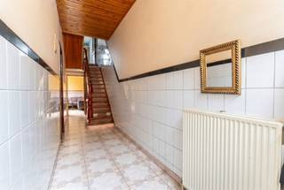 <p>Deze authentieke en karaktervolle woning combineert charme, ruimte en een topligging in het bruisende <span>Borgerhout</span>. Gelegen in een doodlopende straat geniet je van een autoluwe omgeving, terwijl de dynamiek en gezelligheid van de buurt nooit ver weg zijn.</p><p>Met maar liefst <strong>7 slaapkamers</strong> en <strong>3 badkamers</strong> biedt deze woning uitzonderlijk veel ruimte voor grote gezinnen, co-housing of wie wonen en werken wil combineren. De <strong>hoge plafonds</strong>, authentieke elementen en royale volumes zorgen voor een unieke sfeer en onderstrepen het karakter van de woning.</p><p>De <strong>authentieke gevel</strong> verleent het pand een tijdloze uitstraling en vormt een mooie introductie tot het charmante interieur. Achteraan bevindt zich een <strong>gezellige stadstuin</strong>, een fijne plek om te genieten van het buitenleven midden in de stad. Bovendien biedt de woning de <strong>mogelijkheid om op de eerste verdieping een ruim dakterras te creëren</strong>, wat een extra troef vormt voor wie op zoek is naar bijkomende buitenruimte.</p><p>De ligging is een absolute meerwaarde. Op wandelafstand vind je tal van <strong>winkels, warme bakkers en lokale kruidenierszaakjes</strong>, naast gezellige cafés en restaurants die de buurt haar levendige karakter geven. Het bruisende Borgerhout staat bekend om zijn diversiteit, levendige sfeer en uitstekende bereikbaarheid.</p><p>Een unieke kans voor wie op zoek is naar een ruime woning met authentieke charme, veel potentieel en een uitstekende ligging in een van de meest geliefde stadsbuurten van Antwerpen.</p><p><br />Wenst u meer informatie of een bezichtiging? info@markasa.be of 03/827.72.92</p>