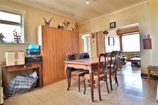 <p><span>Te Renoveren appartement met Terras</span></p><p><span>Dit te renoveren appartement op de </span><span>bovenste verdieping</span><span> van een </span><span>kleinschalige residentie</span><span> aan de Aalbeeksesteenweg biedt alle vrijheid om er jouw eigen plek van te maken!</span></p><p><span>Het appartement ligt op de </span><span>tweede verdieping</span><span> en geniet van veel lichtinval en rust. De huidige indeling omvat een leefruimte, keuken, </span><span>1 ruime slaapkamer</span><span>, badkamer en een </span><span>terras</span><span> aan de achterzijde.</span></p><p><span>Dankzij de gunstige indeling is er </span><span>mogelijkheid om een tweede slaapkamer te creëren</span><span>. Een ideale kans voor wie zelf wil verbouwen of investeren in vastgoed met toekomst.</span></p><p><span>Troeven:</span></p><p><span>Te renoveren volledig naar eigen smaak in te richten</span></p><p><span>Mogelijkheid tot 2 slaapkamers</span></p><p><span>Terras aan de achterzijde</span></p><p><span>Kleinschalige residentie</span></p><p><span>Goede ligging nabij winkels, openbaar vervoer en centrum</span></p><p><span>Een perfecte match voor starters, renovatiezoekers of investeerders.</span></p><p><span>Contacteer ons voor meer info of een bezoek ter plaatse!</span></p>