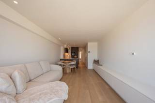 <u><strong>Residentie San Giorgio</strong></u><br /><br />Op de 7de verdieping van de Zeedijk in Duinbergen bevindt zich dit prachtig gerenoveerde appartement (2025), waar het indrukwekkende frontale zeezicht meteen de toon zet. De lichtrijke leefruimte strekt zich uit over de volledige breedte van het appartement en opent via een groot schuifraam naar het uitnodigende voorterras. Hier geniet je van een panoramisch uitzicht over de Noordzee, een luxe die elke dag opnieuw een vakantiegevoel oproept.<br /><br />De eetruimte sluit elegant aan op de moderne open keuken, afgewerkt met een luxueus marmeren werkblad, warme houten accenten en hoogwaardige Miele-toestellen. De combinatie van stijl en functionaliteit maakt dit een heerlijke plek om te koken, te tafelen en te genieten van het kustlicht dat overvloedig binnenvalt.<br /><br />Achteraan het appartement heerst volledige rust. Beide volwaardige slaapkamers zijn uitgerust met ingemaakte kasten en hebben directe toegang tot een tweede terras met praktische bergingen. Elke kamer beschikt over een eigen badkamer met inloopdouche en stijlvol lavabomeubel, waarbij één badkamer ensuite is geïntegreerd in de master bedroom. Het geheel straalt comfort en verfijning uit, ideaal voor zowel vaste bewoning als tweede verblijf.<br /><br />Een garagebox in een nabijgelegen residentie kan optioneel worden aangekocht, wat het geheel nog praktischer maakt<br /><br />Wil je wonen op een gegeerde locatie van Duinbergen, met een adembenemend zeezicht vanop de 7de verdieping? Neem vandaag nog contact op voor een bezoek en laat je overtuigen door dit uitzonderlijke appartement.<br /><br /><strong>Ref: A738</strong>