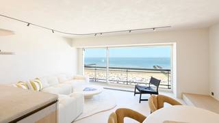 Uitzonderlijk gerenoveerd appartement genietend van een zeer mooie gevelbreedte (>5,5 m) op Zeedijk-Knokke, ideaal gelegen tussen Lichttoren- en Albertplein. <br /><br />Dit appartement omvat inkom met apart toilet, en vestiairekast. Brede woonkamer ingericht met zitbank dat geniet van een zeer spectaculair zeezicht, dat uitgeeft op terras. Open keuken met alle comfort. <br /><br />2 volwaardige slaapkamers, beide met elk hun eigen sanitaire ruimte, bij de masterbedroom hoort een badkamer met dubbele lavabo, ligbad en toilet. Eén slaapkamer heeft een aangenaam zeezicht. Derde kamer ingericht met lollipop-stapelbed. <br />Privatieve kelder in de residentie. <br /><br />Mogelijkheid tot aankoop vlot toegankelijke autostaanplaats op het niveau -1 in de buurt. <br /><br />Meubelen, exclusief schilderij, inbegrepen in de vraagprijs. <br /><br />Absolute aanrader!