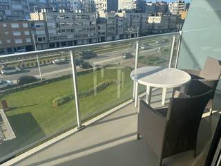 Prachtige moderne en instapklare flat met ruime living en terras met zicht op zee. Hier is het werkelijk heerlijk te verblijven en prachtig recent gerenoveerd. <br />Geen aparte slaapkamer, het is een studio.<br />Deze residentie is om fier op te zijn . Prachtig afgewerkt en zeer goed onderhouden en in uitstekende staat. Ruime gemene delen met alle voorzieningen. Fietslokaal, wasserette, fitnessruimte ... en direct overal dichtbij. Ideaal geschikt als tweede verblijf of als belegging om te verhuren. Inbegrepen in deze prijs een berging op de gelijkvloerse verdieping. Toegankelijk via nummer 12<br />Propere bdkamer. <br />Ruime woonkamer met afzonderlijke keuken.<br />Badkamer met lavabomeubel en douche <br /><br />EPC: 139 kwh/m2; zeer gunstig epc (139 kwh /m2). <br /><br /><br /><br /><br />I