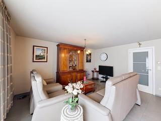 Appartement prêt à emménager au premier étage avec garage. <br /><br />L'appartement se compose de :<br />Étage +1 :.<br />- Entrée <br />- Salon spacieux (43 m²) avec cuisine ouverte équipée avec réfrigérateur, lave-vaisselle, évier, cuisinière, hotte et placards <br />- Local de rangement avec raccordement pour machine à laver <br />- Salle de bain (7 m²) avec douche et double vasque <br />- 2 chambres (12 + 11 m²) <br />- Vaisselle/bureau (7,5 m²)<br /><br />Étage -1 : Rangement au sous-sol.<br /><br />Rez-de-chaussée : garage.