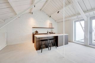 <p><span>Iconische loft aan het begeerde Eilandje</span></p><p><span> </span></p><p><span>Wonen met karakter in een industriële setting op een toplocatie. </span></p><p><span> </span></p><p><span>Welkom in deze uitzonderlijke, volledig gerenoveerde loft van ca. 173m², waar ruimte, design en hedendaags comfort centraal staan. Een plek waar elke vierkante meter niet alleen nuttig is, maar ook sfeervol en authenticiteit uitstraalt.</span></p><p><span> </span></p><p><span>Denk aan hoge plafonds, grote raampartijen en natuurlijke materialen.</span></p><p><span> </span></p><p><span>Hier leef je op het bruisende Eilandje, om de hoek van het Willemdok en de Napoleonkaai. Hier ben je omgeven door architectuur, gastronomie, de gezelligste terrassen en wandel je zo de stad in.</span></p><p><span> </span></p><p><span> </span></p><p><span>Waarom je hier wil wonen</span></p><p><span>- Iconische loftsfeer met industriële accenten en veel licht</span></p><p><span>- Terras met veel privacy en namiddag/avondzon</span></p><p><span>- Ruime masterbedroom </span></p><p><span>- 1 ruime gastenkamer</span></p><p><span>- 2 badkamers</span></p><p><span>- Mogelijkheid tot aankoop autostaanplaats (€ 45.000)</span></p><p><span> </span></p><p><span> </span></p><p><span>De loft ligt op de hoogste verdieping van een oud pakhuis. Er is een royale leefruimte met trap naar de open leefkeuken. Het kloppend hart van de loft. Open, luchtig, licht en met toegang naar het terras.</span></p><p><span> </span></p><p><span>De op maat gemaakte keuken werd voorzien van alle toestellen en werd met mooie materialen afgewerkt. De betonvloeren sluiten perfect aan bij het industriële karakter van de loft en de natuurlijke materialen in de keuken.</span></p><p><span> </span></p><p><span>Er is een masterbedroom met een eigen badkamer en een tweede ruime gastenkamer met een eigen badkamer. Wat heb je nog meer nodig? </span></p><p><span> </span></p><p><span>Dit is niet zo maar een appartement. Dit is een echte lofte mét karakter en een zee van ruimte.</span></p><p><span> </span></p><p><span>Plan je bezoek via <span>www.sinjoor.be</span></span><span> of bel ons voor meer informatie 03 283 05 00.</span></p><p><span> </span></p>