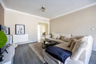 Bent u op zoek naar een zeer goed onderhouden appartement met twee slaapkamers in Deurne? Dan is dit instapklare appartement op de eerste verdieping (zonder lift) precies wat u zoekt! <br /><br />Indeling<br />U betreedt het appartement via de ruime inkomhal met twee bergingen, die u bijvoorbeeld kan gebruiken als vestiaire of opslagruimte. <br />Vooraan vindt u vervolgens de lichtrijke en ruimtelijke woonkamer met open keuken. De keuken is voorzien van koelkast, oven, gaskookplaat, dampkap, vaatwasser en aansluiting wasmachine. <br />Achteraan bevinden zich de twee slaapkamers, waarvan de kleinste beschikt over een gezellig balkon. <br />Tot slot heeft het appartement een badkamer met douche, toilet en lavabomeubel. <br /><br />Gemeenschappelijke kosten: €50/maand (provisie water en minuterie)<br /><br />Pluspunten<br />- AAA-locatie in Zwarte Arendwijk: nabij winkels, openbaar vervoer, invalswegen, ... <br />- Zeer gunstig EPC-label (B) <br />- Zeer goed onderhouden instapklaar appartement (vochtplek plafond keuken wordt nog hersteld)<br />- Beschikbaarheid: 1/12<br /><br />Voor meer info kan u steeds contact opnemen met One vastgoed!
