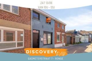 DISCOVERY DAY: Zat. 13/06 van 10u - 12u. Kom als eerste deze woning ontdekken! Opgelet, enkel op afspraak. TE KOOP GEZINSWONING met 2 slaapkamers en een leuke stadstuinDeze STADSWONING is recent vernieuwd en is gelegen in een rustige straat, pal in het centrum van Ronse. Geen ingrijpende werken, geef enkel je eigen stijl aan deze woning, en meubels plaatsen. De troeven van de woning:- Onmiddellijk instapklaar. - Energiezuinige woning met EPC-label B.- Elektrische installatie conform tot 2044.- Goede ligging, in het centrum, alles is bereikbaar op wandelafstand.Grootwarenhuizen, scholen, openbaar vervoer, en winkels.Op het gelijkvloers vindt u de leefruimte, keuken, toilet, berging, badkamer met inloopdouche en toilet, goed georiënteerde tuin met een ruime berging (vast tuinhuis)Het eerste verdieping bestaande uit twee ruime slaapkamers. Onder het dak kan de ruimte benut worden o.a. als berging.