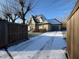Deze alleenstaande woning vinden we terug op een groen en rustgevend perceel, perfect voor gezinnen of mensen die houden van de natuur en buitenruimte. Deze woning biedt niet alleen veel wooncomfort, maar ook een enorme tuin waar u heerlijk kunt ontspannen en genieten!<br /><br />De woning is volledig omringd door een haag en voorzien van twee opritten met toegangspoorten voor volledige privacy! <br /><br />Indeling van het pand:<br /><br />Gelijkvloers: Inkomhal, ruime en lichtrijke leefruimte, keuken, badkamer, slaapkamer, wasplaats met aansluiting naar de garage (+ kelder). <br /><br />Eerste verdieping: Twee ruime slaapkamers, waarvan één voorzien is van een dressing, badkamer.<br /><br />De afgewerkte zolderruimte is bereikbaar via de kinderkamer en is ideaal als speel- en/of hobbyruimte. <br /><br /><br />Interesse in deze prachtige gezinswoning? Contacteer ons vandaag voor uw bezoek!