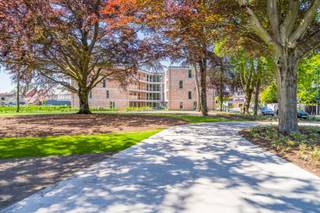 Deze assistentiewoning krijgt in Villa Moeie een geheel nieuwe dimensie door de grote glaspartijen en de natuurlijke lichtinval. Het ruime...