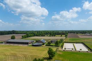 Op een terrein van ca. 5,2 hectare bevindt zich deze exclusieve hippische accommodatie met alle voorzieningen voor de...