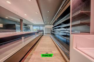 Bent u op zoek naar een commercieel pand op een toplocatie in Kortemark?<br /><br />Dan is dit iets voor u!<br /><br />Op een uitstekende ligging bevindt zich dit veelzijdige handelspand met tal van mogelijkheden.<br /><br />Ideaal geschikt voor onder meer een frituur, fitnesszaal, versmarkt, winkel of kantoorruimte.<br /><br />Het pand omvat een ruime handelsruimte (+/- 120 m²), perfect voor een actieve onderneming.<br /><br />Daarnaast beschikt het over een keuken met bijkeuken, één grote en één kleine koelcel, en een ruime garage met elektrische poort. (200m²)<br /><br />Tot slot is er nog een afzonderlijke privéruimte met toegang tot een gezellig tuintje.<br /><br />Bouwtechnisch is dit pand voorzien van een EPC-label C, een conforme elektrische installatie en airconditioning — een instapklaar geheel op een absolute toplocatie!<br /><br />Bent u nu geïnteresseerd in dit handelspand? <br /><br />Aarzel niet en neem contact met ons op!<br /><br />