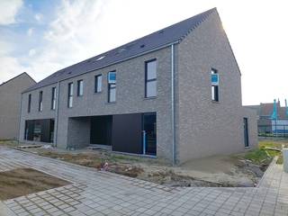 Lot 39 is een halfopen bebouwing met moderne bouwstijl : 2 bouwlagen met hellend dak. Deze woning staat ruwbouw-winddicht momenteel en kan snel afgewerkt worden.<br /><br />GELIJKVLOERS : inkom, wc, ruime living, open keuken met eiland, garage en technische ruimte.<br />EERSTE VERDIEPING : 1 grote slpk, 2 kinderkamers, ingerichte badkamer met inloopdouche, badkamermeubel met dubbele lavabo, aparte wc. ZOLDER : 2de vaste trap. Technische ruimte met berging, mogelijkheid tot inrichten van zeer ruime 4de slaapkamer, bureauruimte of hobbyruimte. Gezellige tuin met perfecte oriëntatie !<br /><br />Deze woning wordt volledig afgewerkt aangeboden met ingerichte keuken en badkamer, bevloering en vloerverwarming.<br />Superenergiezuinige woning (E 8) door warmtepomp, doorgedreven isolatiepakket, ventilatiesysteem D en pakket zonnepanelen.<br /><br />Deze woning wordt gebouwd in een nieuw woonproject in het centrum van Beveren-Leie, meer bepaald op de site Vanmarcke tussen de Sint-Jansstraat en de Grote en Kleine Heerweg. Rustig gelegen en voldoende groene ruimte aanwezig.<br />Goeie mobiliteit met winkels, scholen en ontspanningsmogelijkheden vlakbij.<br /><br />Prijs excl. btw en kosten. Download de brochure via https://durabrik.immo/beveren-leie<br /><br />Bezoek onze kijkwoning ter plaatse op afspraak !<br />Bij Durabrik ben je zeker van een vaste prijs. Geen budgettaire verrassingen dus tijdens je bouwtraject.<br />Heb je vragen? Contacteer dan je bouwadviseur via 09 280 60 60 of mail naar info@durabrik.be.<br /><br />*afbeeldingen en oppervlaktes zijn indicatief