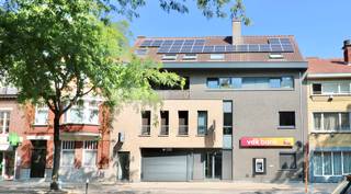 Dit praktische en instap klaar appartement is gelegen nabij de Markt van Eeklo.
Op wandelafstand bevindt zich verschillende winkels, de horeca,het openbaar vervoer en de wekelijkse markt.
Het appartement is gelegen nabij de belangrijke invalswegen en de scholen.
Het appartement bestaat uit een ruime inkomhal met ingemaakte kast, een ruime en lichtrijke woonkamer met een open keuken en aansluitend een berging, twee slaapkamers en een badkamer met een ligbad en een dubbele lavabo en een apart toilet.
Op het gelijkvloers is er een fietsenberging aanwezig.
De algemene kosten zijn in de huurprijs inbegrepen.
Wenst u een bezoek aan dit centraal gelegen appartement?
Maak uw afspraak via www.vastgoedunicum.be of mail naar verhuur@vastgoedunicum.be