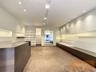 Dit handelspand is gelegen vlakbij het marktplein van Kuurne.Vooraan bevindt zich het winkelgedeelte (42 m²) die tevens dienst kan doen als...