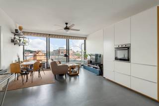 Modern bemeubeld dak-appartement met 1 slaapkamer – ideaal voor starters!Ben je net afgestudeerd en op zoek naar je eerste eigen stek of gewoon een...